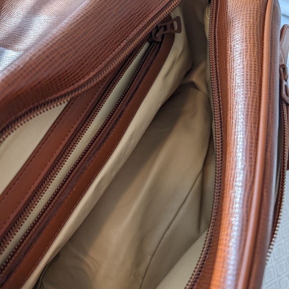 Huntington World Shoulder Bag - Picture 5 of 15